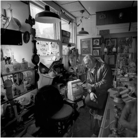 Πορτρέτο του Bill Stettner στο παλιατζίδικο του «The Garage Sale» στη Νέα Υόρκη © Peter Adams,  1991