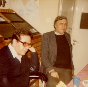 Σπύρος Τσακνιάς και Αλέξανδρος Κοτζιάς στο τυπογραφείο των εκδόσεων «Στιγμή» (τέλη δεκαετίας '80).