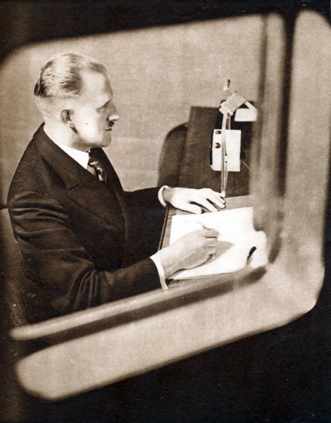 Εκφωνητής ειδήσεων, BBC Radio, c1930