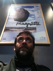 Στον προθάλαμο του μουσίου Magritte, ο αρχισυντάκτης του dim/art το μόνο που φοβάται είναι να μην του πέσει ο σουρεαλισμός στο κεφάλι.