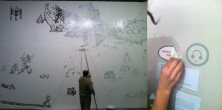 Αριστερά: σβήσιμο τοιχογραφίας της Ceren Oykut. Δεξιά: έργα της κολλεκτίβας Atil Kunst κατεβαίνουν από την έκθεση.