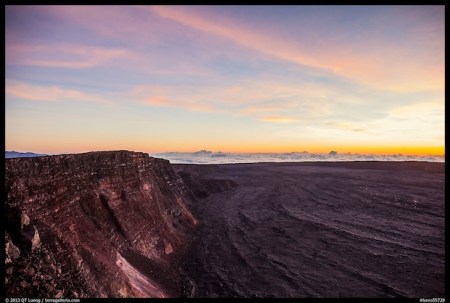 Ο κρατήρας του Mokuaweoweo λίγο πριν την ανατολή του ήλιου.