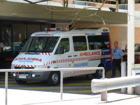 Το ασθενοφόρο που μετέφερε τον αυτόχειρα