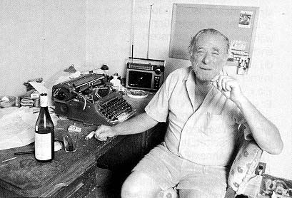 bukowski-at-desk
