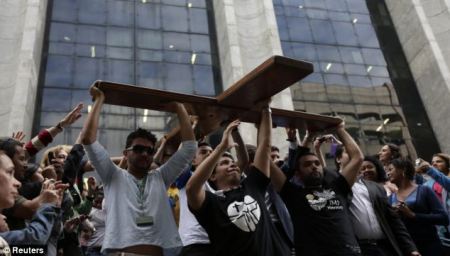 Νέοι φέρνουν τον Σταυρό στο δημαρχείο του Ρίο (φωτό: Reuters).