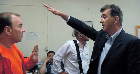 Στιγμιότυπο από την ταινία: Ο υποψήφιος της Χρυσής Αυγής στη Β' Αθηνών, Ιωάννης Λίρης εξηγεί τον ναζιστικό χαιρετισμό σε προεκλογική τους εξόρμηση στην Διεύθυνση Καθαριότητας του Δήμου Αθηναίων