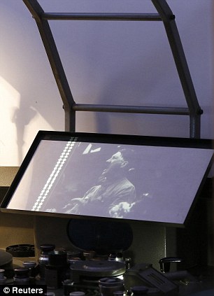 article-2428051-18208BA300000578-902_306x423