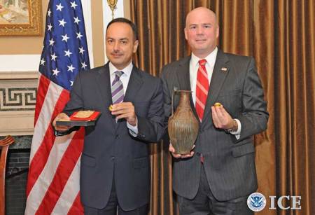 Ο Αφγανός Πρέσβης Eklil Hakimi παρέλαβε τα αντικείμενα από τον John Connolly, αξιωματούχο της Homeland Security Investigations.