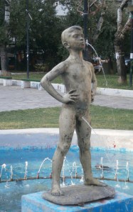 Paidi pou Sfirizei Plateia Nauarinou Thes 04