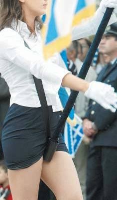 Μίνι φούστα και σημαία