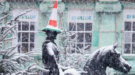 People enjoy snow in Glasagow