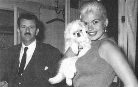 Ο Γιάννης Μαρής με την Τζέιν Μάνσφιλντ στην Αθήνα το 1962