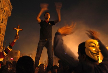 Διαμαρτυρόμενος κατά του Μόρσι έξω από το Ανώτατο Δικαστήριο του Καΐρου