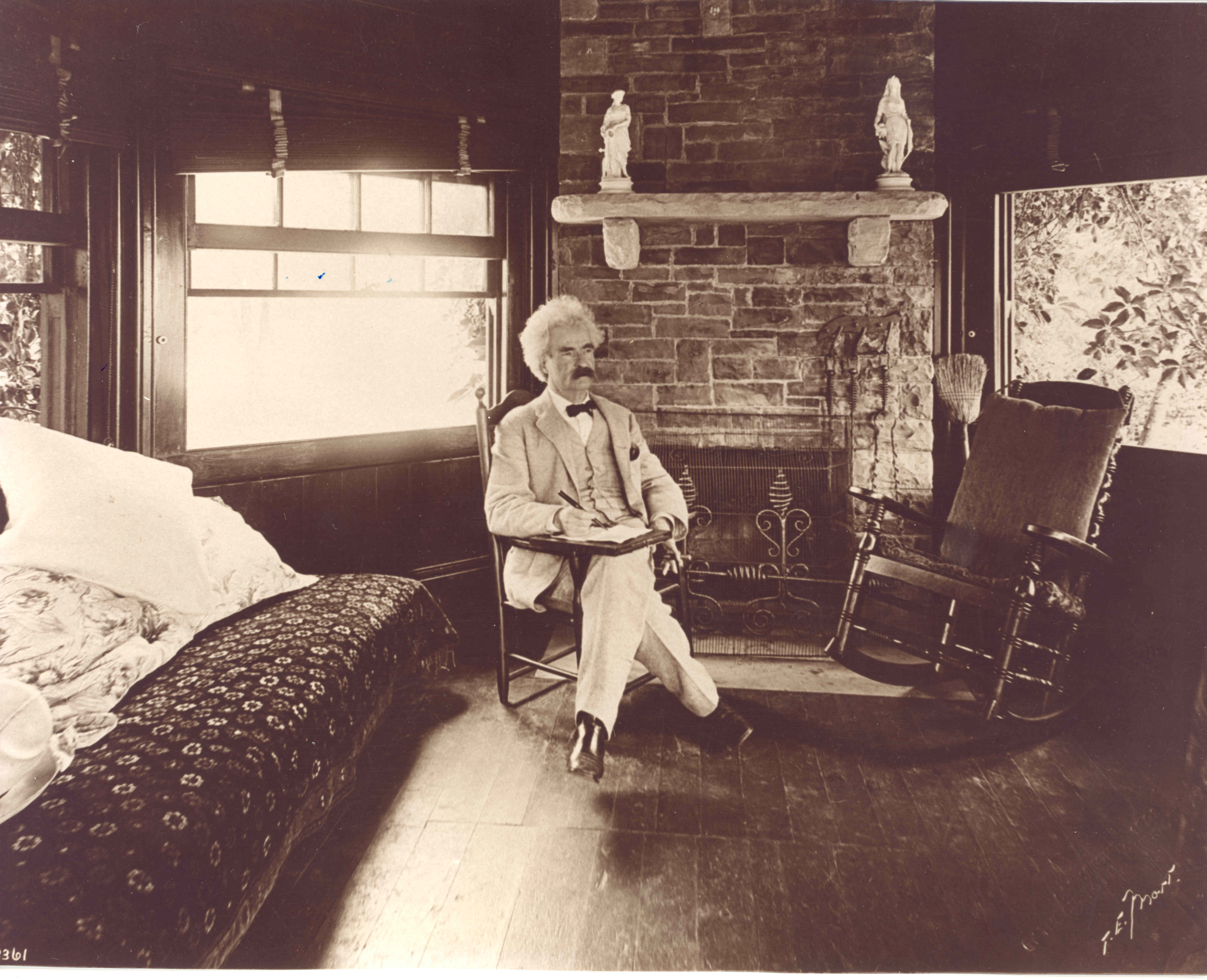 Mark_Twain_seated