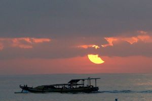may-2013-annular-ring-eclipse-boat_67287_600x450
