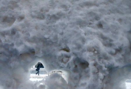 Jim Young / Reuters: Ένας άνθρωπος περνά βιαστικός μια χιονισμένη στάση λεωφορείου στο κέντρο του Σικάγου.