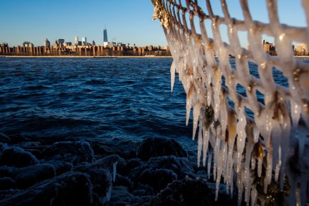 Lucas Jackson / Reuters: Σχηματισμοί στον πάγο, στο Ίστ Ρίβερ, Νέα Υόρκη.