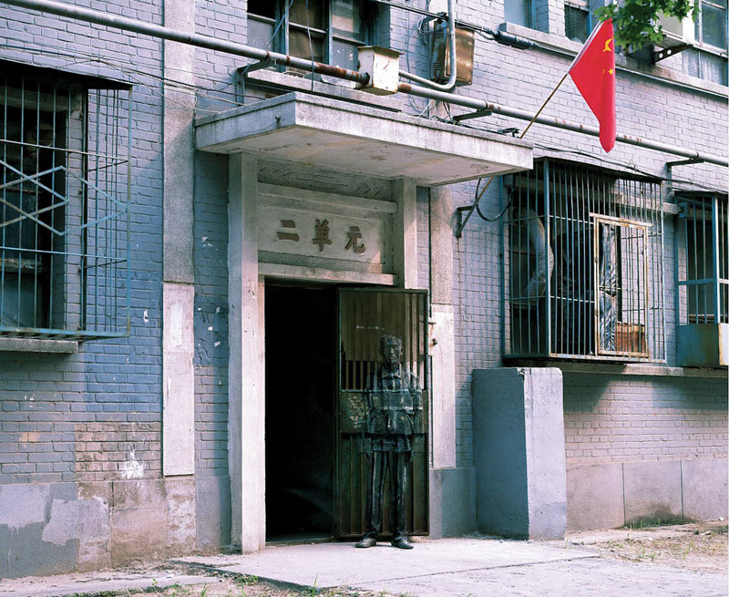 09 liu-bolin-art-hi-res-hide-in-the-city-china-camouflage-painting-7