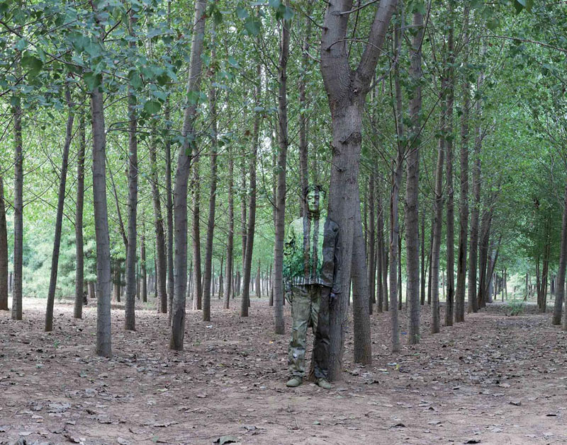 12 liu-bolin-art-hi-res-hide-in-the-city-china-camouflage-painting-17