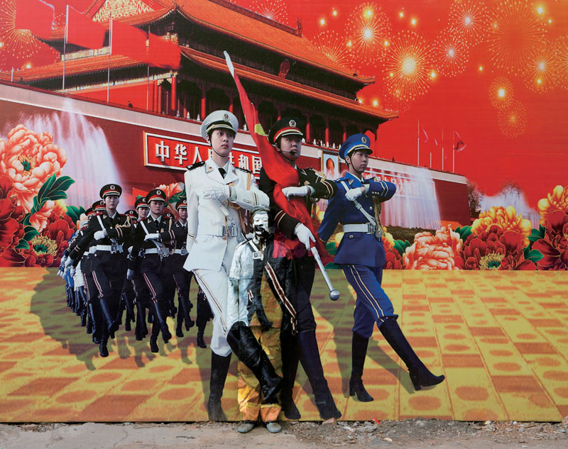 23 liu-bolin-art-hi-res-hide-in-the-city-china-camouflage-painting-21