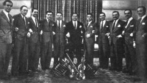 Ο Piazzolla με την ορχήστρα του Troilo, c.1945. (Δεύτερος από δεξιά ενώ ο Troilo στο κέντρο με το σκούρο κουστούμι).