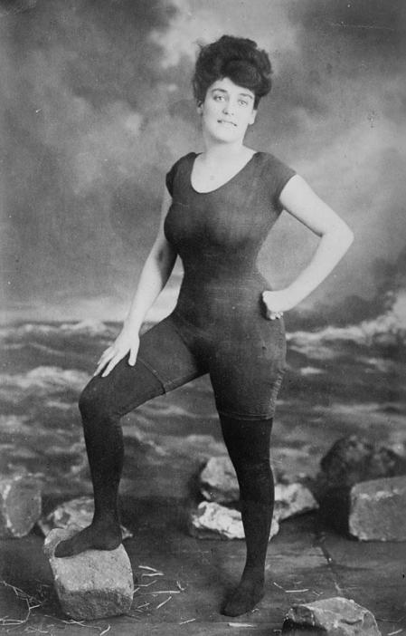 must-see-black-and-white-historic-moments-5-Annette Kellerman