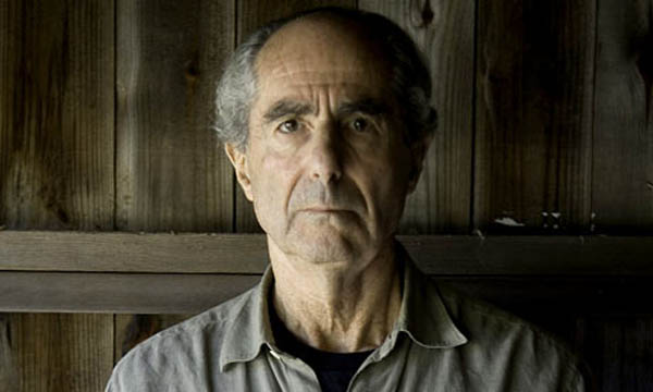 Novelist-Philip-Roth-pose-001
