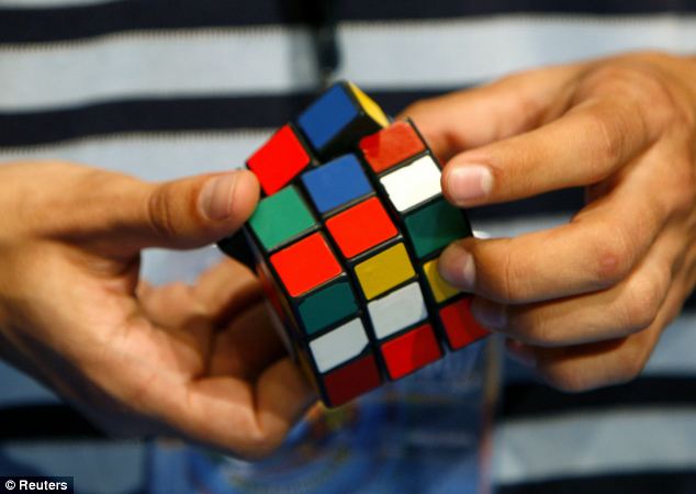 article-2581720-01E415EC000004B0-109_634x450