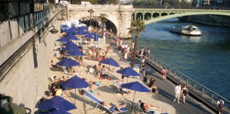 7544356-meme-le-louvre-aime-paris-plages
