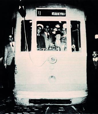 Το τελευταίο δρομολόγιο του τραμ. Εδώ εικονίζεται στην οδό Αριστείδου, ξεκινώντας για την Κολοκυνθού, όπου και τερματίζεται η ζωή του, η οποία ξεκίνησε το 1882.