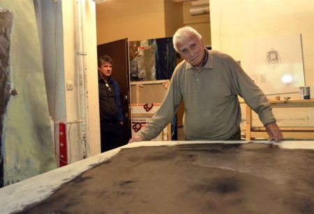 Ο ζωγράφος Παναγιώτης Τέτσης φωτογραφημενος στο στούντιό του. Πίσω του ο σκηνοθέτης Γιάννης Βαμβακάς 