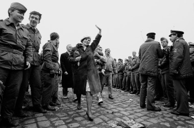 0206b_woman_waving-kopie