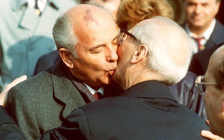 Gorbchev-honecker_3087884k