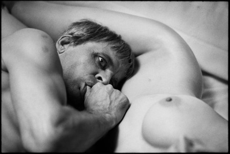The film's leading actor, Klaus KINSKI, during the shooting of a scene.
