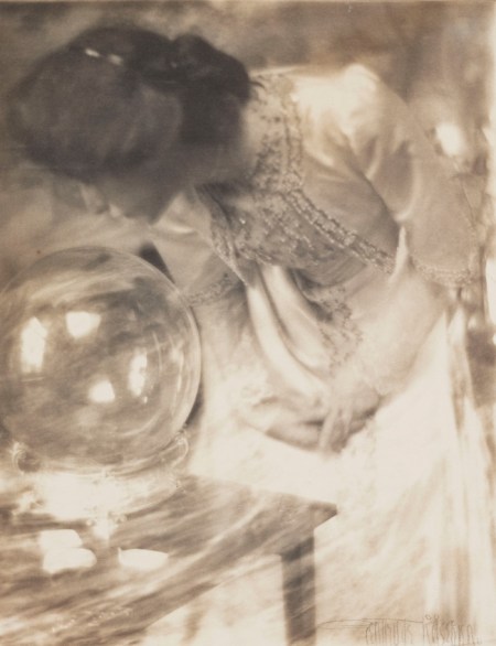 Θάλασσα από σκαλοπάτια, 1903, του Φρέντερικ Χένρυ Έβανς (Frederick Henry Evans). Ο Έβανς, φωτογράφος που έγινε γνωστός για την αρχιτεκτονική φωτόγραφία του ─και ιδιαίτερα για τις σπουδές μεσαιωνικών καθεδρικών ναών─,  χρησιμοποιεί σ’ αυτή το φωτογραφία το φυσικό φως για να συνθέσει με φροντίδα αυτή την εικόνα του καθεδρικού ναού Wells.