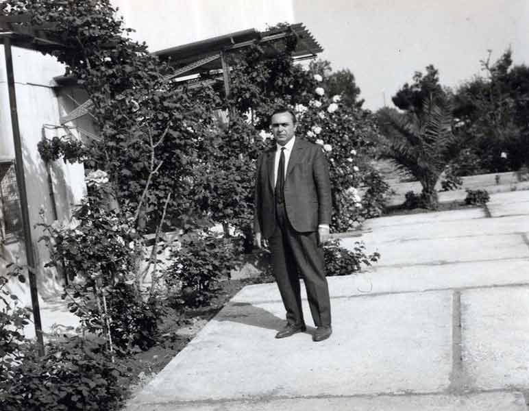 Ο πατέρας Σιδηρόπουλος έξω από το εργοστάσιό του