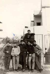 Ο Π.Σ., δεύτερος από αριστερά, με συμμαθητές του