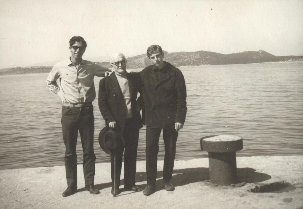 O Π.Σ., δεξιά, με τον Μάρκο Αυγέρη και έναν φίλο του στα Νέα Στύρα Ευβοίας