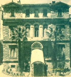 Το Μέγαρο της Κοντέσας Τζέiν Θεοτόκη στην οδό  Σωκράτους 67 (έτος κατασκευής 1844-1846·  αρχιτέκτων: Σταμάτιος Κλεάνθης). Στη θέση του χτίστηκε το ξενοδοχείο Ambassadeur, το οποίο ύστερα από είκοσι χρόνια μετατράπηκε σε εφετείο! Σήμερα είναι εγκαταλελειμμένο». 