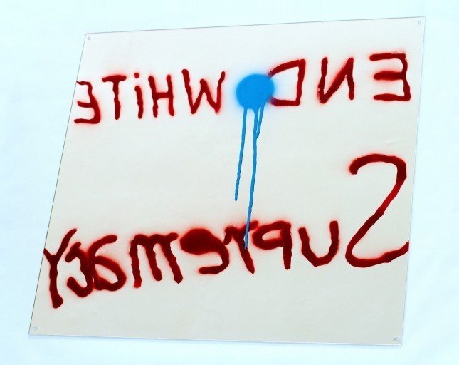 Sam Durant, “End White Supremacy” (2009), σπρέι σε καθρέφτη.