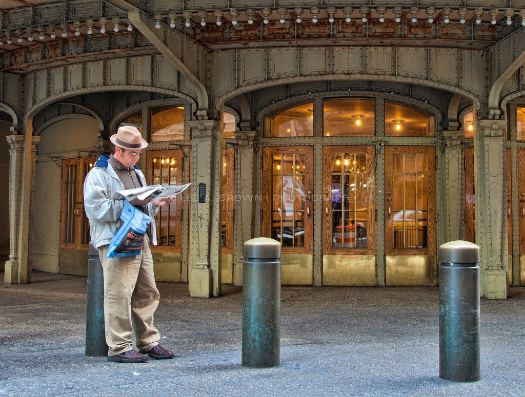 Διαβάζοντας ένα βιβλίο που μόλις&nbsp;κυκλοφόρησε