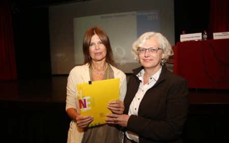 Η νικήτρια του του Βραβείου Μετάφρασης Γερμανόφωνης Λογοτεχνίας, Παυλίνα Δηράνη και η Διευθύντρια της Βιβλιοθήκης του Goethe-Institut Athen, Gabrielle Sander. 