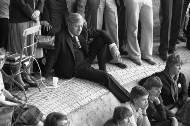 Bundesarchiv_B_145_Bild-F062763-0002,_München,_SPD-Parteitag,_Helmut_Schmidt