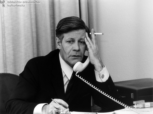 Helmut-Schmidt-and-cigarette