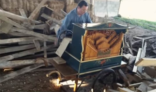 Λατέρνα, Μάικλ Τζάκσον και φιλότιμο