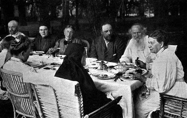 Tolstoy_family_Yasnaya_Polyana