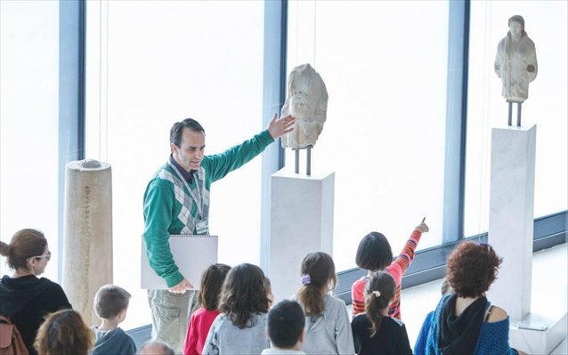 xristougenna-sto-mouseio-akropolis (1)