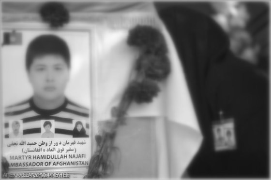 i-mitera-d-tou-15xronou-afganou-xamintoula-natzafi-akoumpismeni-sto-feretro-apoxaireta-