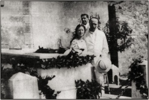 Ο Άγγελος Σικελιανός με την Εύα, στον τάφο του Βαλαωρίτη