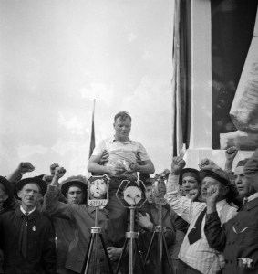 Γιορτή της Humanité. Maurice Thorez (1900-1964), γάλλος πολιτικός, και ανθρακωρύχοι. Garches (Hauts-de-Seine), 1936. Φωτογραφία του Marcel Cerf (1911-2010). Bibliothèque historique de la Ville de Paris. © Marcel Cerf / BHVP / Roger-Viollet